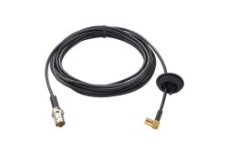 Ein schwarzes Koaxialkabel mit einer Anschlussbuchse und einem goldenen Winkelstecker.