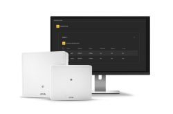 Ein Bildschirm zeigt eine Benutzeroberfläche zur Verwaltung drahtloser Schlösser. Im Vordergrund befinden sich zwei weiße elektronische Geräte mit dem Logo "AXIS".
