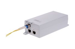 Ein weißes elektronisches Gerät mit verschiedenen Anschlüssen für Datenkabel.