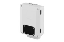Ein rechteckiges, weißes elektronisches Gehäuse mit einem schwarzen, rechteckigen Panel auf der Vorderseite und mehreren Schrauben sichtbar an den Ecken.