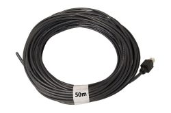 Ein schwarzes, aufgerolltes 50 Meter langes Kabel mit einem Stecker.