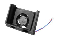 Schwarzer Lüfter mit zwei Drähten in Blau und Rot, an einem weißen Stecker angeschlossen.