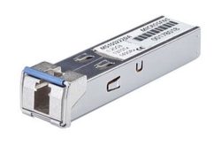Ein SFP-Transceiver-Modul aus Metall mit Barcode und Seriennummer auf der Oberseite.