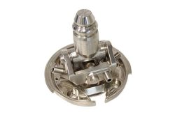 Ein silbernes mechanisches Bauteil mit zylindrischen und kreisförmigen Elementen, möglicherweise Teil einer Maschine.