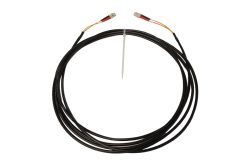 Ein schwarzes Kabel mit Steckverbindern an beiden Enden, spiralförmig um eine weiße Kunststoffhalterung gewickelt.