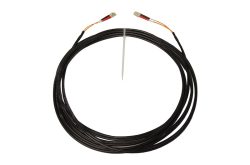 Langes schwarzes Kabel mit Steckverbindungen an beiden Enden, aufgerollt und mit einem weißen Kabelbinder gesichert.