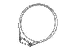 Ein Stahlseil mit Karabiner an einem Ende, vor weißem Hintergrund.