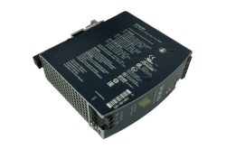 Ein schwarzes elektronisches Gerät mit mehreren Etiketten und Anschlüssen, möglicherweise für die Stromversorgung oder Datenverarbeitung bestimmt.