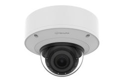 Überwachungskamera von Hanwha, die an der Decke montiert ist.