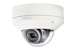 Eine Wisenet-Überwachungskamera in einer weißen kuppelförmigen Gehäuse.