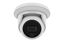 Weißes Hanwha-Überwachungskamera mit Kuppelgehäuse.