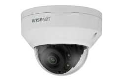 Eine weiße Dome-Überwachungskamera mit der Aufschrift "Wisenet".
