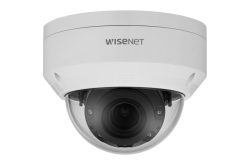 Eine weiße, kuppelförmige Überwachungskamera mit der Aufschrift "WISENET" auf der Vorderseite.