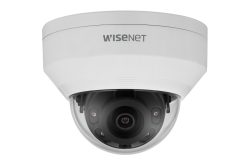 Überwachungskamera im weißen Gehäuse mit der Aufschrift "Wisenet".
