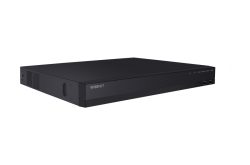Ein schwarzer Wisenet Netzwerkvideorekorder mit USB-Anschlüssen an der Vorderseite, Lüftungsschlitzen an der Seite und Statusanzeigen.