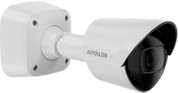 Weiße Außenüberwachungskamera der Marke Avigilon.