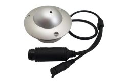 Silberne Satellitenantenne mit schwarzem Kabel und Steckverbindung.