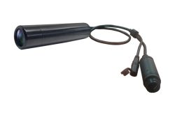 Eine schwarze zylinderförmige Kamera mit einem Kabel, das mehrere Stecker besitzt, auf weißem Hintergrund.
