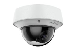 Eine weiße Überwachungskamera der Marke Avigilon in einer Kuppelform.