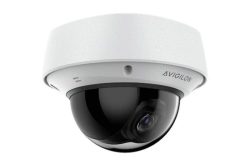 Eine weiße Überwachungskamera von Avigilon mit einer kuppelförmigen Abdeckung.