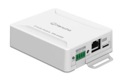 Ein weißes IP-Audiomodul von Hanwha mit der Modellbezeichnung SPA-D1000, ausgestattet mit Anschlüssen für Alarm, GND, PoE, Mikro-SD und Reset-Button.