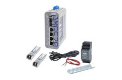 Industrieswitch mit Zubehör, darunter zwei SFP-Module, ein Netzteil, ein Stromkabel und eine Montageschiene.