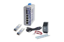 Industrieller Ethernet-Switch mit Zubehör, einschließlich Netzadapter, Kabeln und Befestigungsschiene.