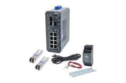 Ein industrieller Netzwerk-Switch von AMG mit mehreren Ethernet-Ports, zwei SFP-Module, ein Netzteil, ein Stromkabel und eine Montagehalterung.