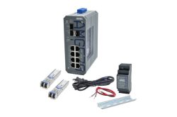 Ein Industrie-Ethernet-Switch-Set, bestehend aus einem Switch, zwei SFP-Modulen, einem Netzteil, einem Stromkabel und einer Montageschiene.