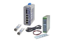 Ein industrieller Netzwerk-Switch mit Zubehör einschließlich Kabeln, zwei SFP-Modulen und einer Montageschiene.