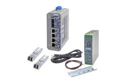 Elektronische Geräte, darunter ein Netzwerk-Switch, ein Netzteil, zwei Netzwerkmodule, ein Kabel und eine Metallmontageschiene.