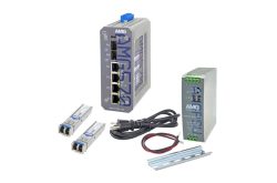 Netzwerkausrüstung mit einem AMG-Switch, zwei SFP-Modulen, einem Netzteil, einem Stromkabel und einer Montageschiene.