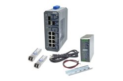 Ein Industrie-Netzwerk-Switch-Set, bestehend aus einem Switch mit mehreren Ethernet-Ports, zwei SFP-Modulen, einem Netzteil, Stromkabeln und einer Montageschiene.