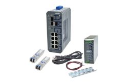 Industrieller Ethernet-Switch mit Zubehör, einschließlich zwei SFP-Module, Netzkabel, Stromversorgungseinheit und Montageschiene.