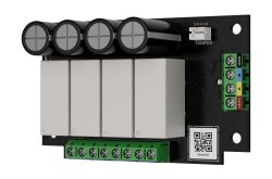 Elektronische Schaltung mit Kondensatoren, Steckverbindern und einem QR-Code auf einer schwarzen Platine.