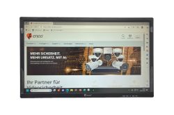 Ein Monitor zeigt eine Webseite von eneo mit Werbematerial für Überwachungskameras und dem Slogan "Mehr Sicherheit. Mehr Umsatz. Mit AI".