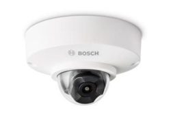 Überwachungskamera der Marke Bosch in einer runden, weißen Gehäusehalterung an der Decke montiert.