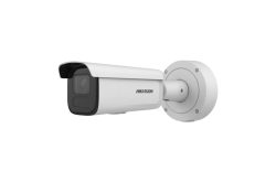 Weiße Überwachungskamera an einer Wandhalterung mit dem Logo "Hikvision" auf der Seite.