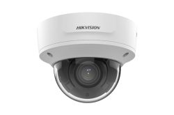 Weiße Überwachungskamera von Hikvision mit Kuppelgestell und sichtbarem Objektiv.