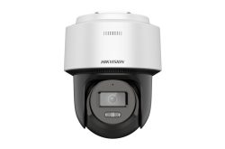 Überwachungskamera von Hikvision in Weiß und Schwarz mit sichtbarer Linse und Sensoren.