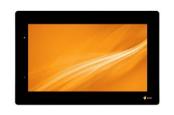 Ein schwarzer Monitor mit einem orangefarbenen, abstrakten Design auf dem Bildschirm und einem kleinen Logo in der unteren rechten Ecke.
