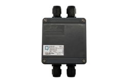 Schwarzes elektrisches Anschlussgehäuse mit vier Kabelbuchsen und einem Etikett mit technischen Details.
