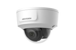 Weiße, halbkugelförmige Überwachungskamera von Hikvision mit Sichtfenster und internem Objektiv.
