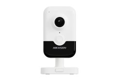 Weiß-schwarze Überwachungskamera von Hikvision auf einem weißen Standfuß.