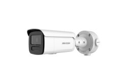 Weiße Überwachungskamera von Hikvision mit abgerundetem Rechteckdesign und montiertem Standfuß.