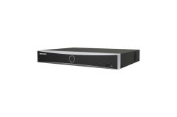 Ein schwarzer DVR-Recorder mit einer silbernen Kante und dem Logo „HIKVISION“ auf der Vorderseite.