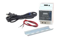 Ein elektrisches Netzteil mit schwarzem Netzkabel, rot-schwarzen Drähten und einer Metallhalterung.