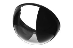 Ein halb-kugelartiges, schwarzes Bauteil, möglicherweise ein Gehäuseteil für eine Lampe oder eine Kamera, mit einer glänzenden Oberfläche und einem offenen Abschnitt auf einer Seite.