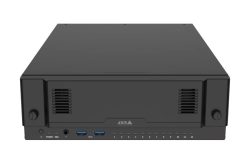 Schwarz-graues elektronisches Gerät mit Lüftungsschlitzen und Ports an der Vorderseite, mit dem Logo "AXIS" in der Mitte.