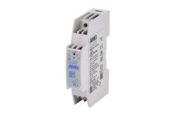 Ein weißes elektrisches Netzteil von AMG Systems im Hochformat, beschriftet mit technischen Informationen und Logos zur Zertifizierung auf einer Seite.